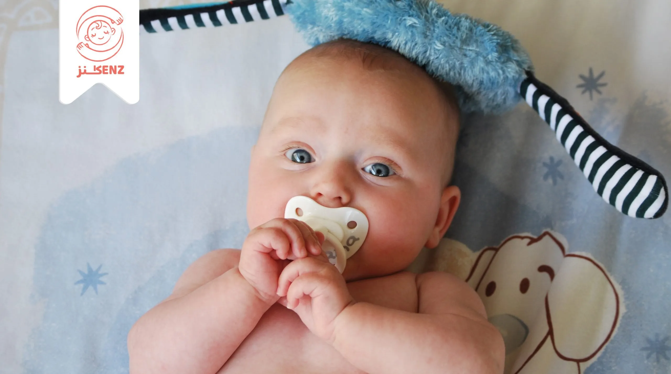 طفل رضيع يستخدم اللهاية
